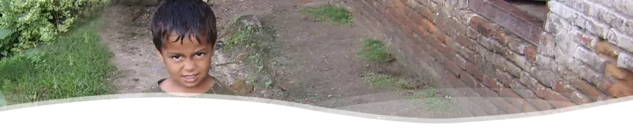 Ein indischer Junge in der Straße