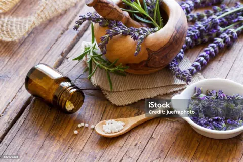 Kräuter und ein Löffel voller Globuli