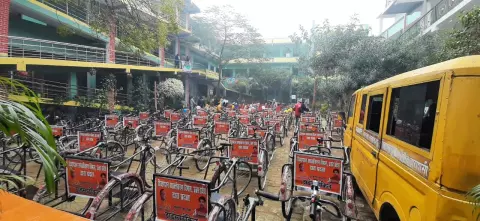 Eine Straße voller Fahrräder in Indien