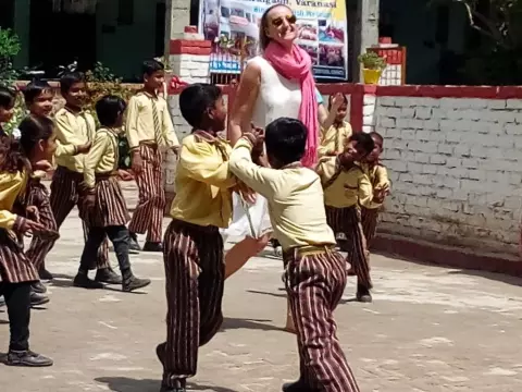 Christine umgeben von indischen Kindern